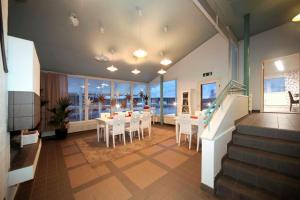 耶姆赛希莫斯酒店的一间带桌椅的海景用餐室