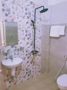 潘切坎安酒店的浴室配有卫生间、盥洗盆和淋浴。
