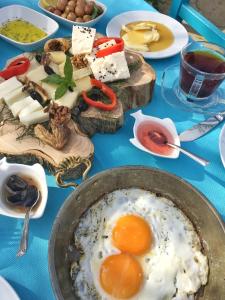 格克切达镇Dimitri Ada Evi & Restaurant的一张桌子,上面放着一盘鸡蛋和其他食物