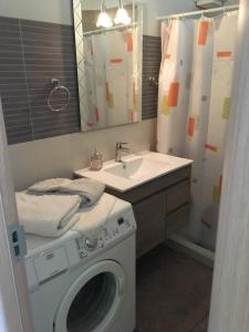 阿马林索斯Filippos Apartments的一间带洗衣机和水槽的浴室