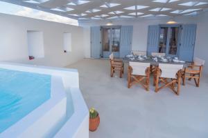 帕拉斯波罗斯Passos Villas的一间带桌子和游泳池的用餐室