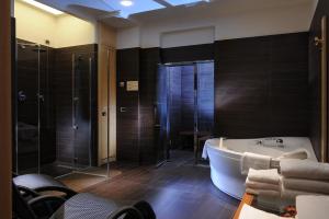曼佐尼酒店的一间浴室
