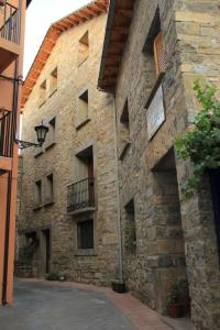 埃斯卡洛纳Hostal Casa Vispe的一座石头建筑,旁边设有阳台
