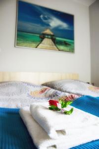 乌涅尤夫Pokoje Staromiejski的一张带毛巾的床和海滩景