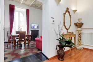罗马斗兽场甜蜜公寓的客厅配有桌子和镜子