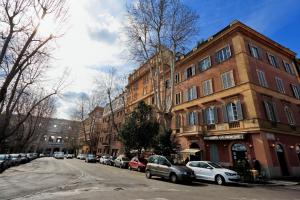 罗马斗兽场甜蜜公寓的一条在大楼前停放汽车的街道