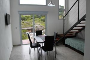 维拉卡洛斯帕兹卡瓦尼亚斯派提提山林小屋的一间带桌椅和楼梯的用餐室