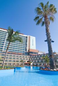 马德拉岛海洋佩斯塔纳酒店内部或周边的泳池