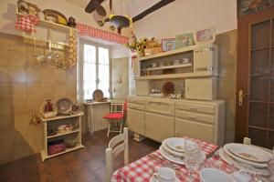 奥尔塔圣朱利奥Casa Laura的厨房配有带盘子的桌子