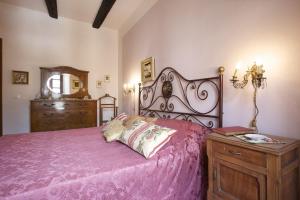 奥尔塔圣朱利奥Casa Laura的一间卧室配有一张床和一个木制梳妆台