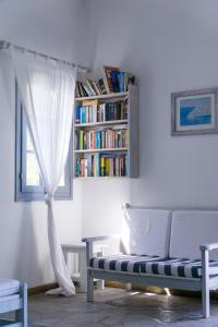 纳乌萨曼托酒店 的一间配有沙发的房间和书架