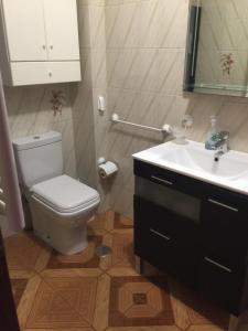 纳龙Apartamento Naron的浴室配有白色卫生间和盥洗盆。