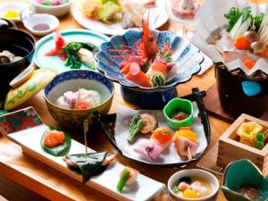 登别登别鲁鲁苏温泉汤原庄日式旅馆的一张木桌,上面放着食物盘