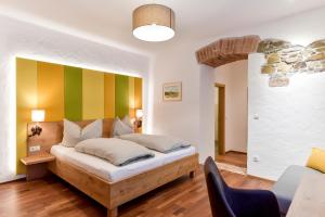 塔亚河畔魏德霍芬Konditorei Müssauer的一间卧室配有一张带彩色墙壁的床