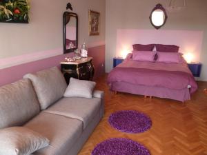 里昂乐贝里尼酒店的客厅配有沙发和1张床