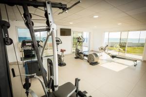 迈兹金字塔酒店的一间健身房,里面配有跑步机和机器