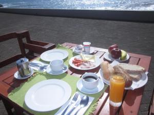 克鲁什港维拉贝拉酒店的一张桌子,上面放着食物和饮料