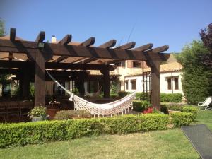 Castellana SiculaAgriturismo Terravecchia的院子内木制凉棚下的吊床