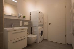 库克斯港Wohnen am Yachthafen W45的一间带洗衣机和洗衣机的浴室