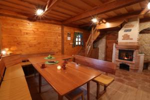奥托亚克Zidanca med Vinogradi的一间带木桌和壁炉的用餐室