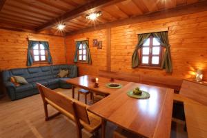 奥托亚克Zidanca med Vinogradi的客厅配有桌子和沙发