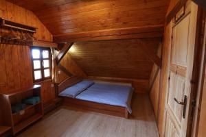 奥托亚克Zidanca med Vinogradi的小屋内的小房间,配有一张床
