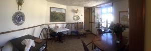 布雷肯Borderers Inn的客厅设有餐桌和椅子