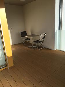 克洛滕Close to Zürich centre and Airport的一间带桌子和两把椅子的用餐室