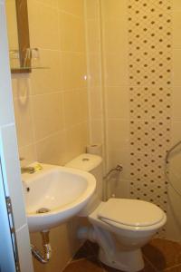 LyubimetsHotel Maritsa的浴室配有白色卫生间和盥洗盆。