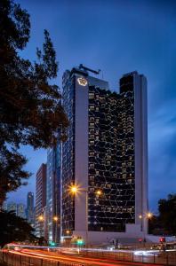 香港英皇骏景酒店的一座高大的建筑,上面有钟