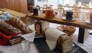 圣莫里斯佛朗西斯凯恩酒店的一张桌子上放着几种不同的面包