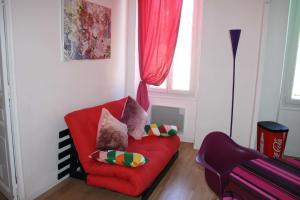 马赛卡萨阿米拉蒂公寓 的客厅设有红色的沙发和窗户。