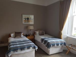 坎贝尔城Ardshiel Hotel的一间卧室设有两张床和窗户。