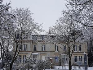 埃佩尔奈La Demeure d'Elodie的前面有树木的大房子