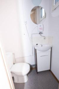 华沙新城旅舍的白色的浴室设有卫生间和水槽。