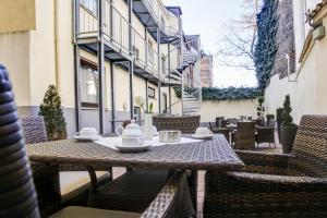 曼海姆莱茵内卡尔酒店的户外庭院配有桌椅