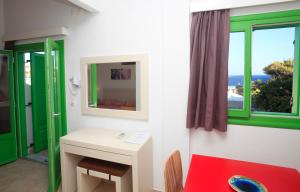 AloproniaKastellos Apartments Sikinos的客房设有带镜子的桌子和窗户