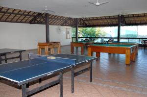 曼加拉蒂巴Porto Real Suites Mangaratiba的一间房间,里面设有几张乒乓球桌