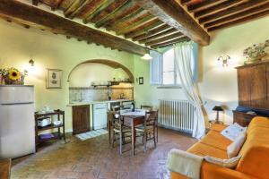 瓦里亚诺Via della Stella的厨房以及带沙发和桌子的客厅。
