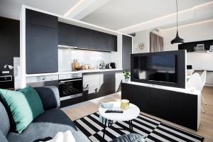 维也纳维也纳菲尔斯普乐斯全方位服务式公寓的带沙发和电视的客厅