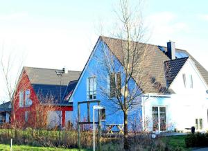 LütowFerienwohnungen Luetow USE 3100的蓝色的房子和红色白色的房子