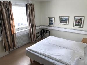 博尔奈斯博尔奈斯大酒店的卧室配有白色的床和窗户。