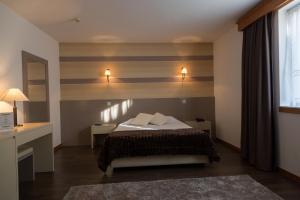 阿马里什特罗亚酒店 的酒店客房设有床和窗户。