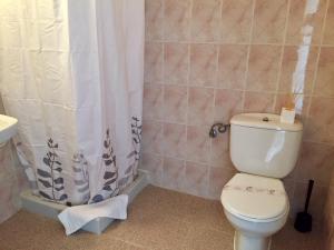 卡拉米洛Sol y Luna Cala Millor的一间带卫生间和淋浴帘的浴室