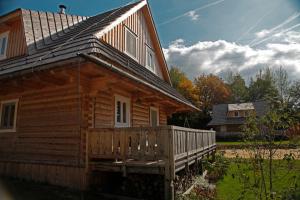 斯提亚夫尼茲科巴內Richňava park的小木屋设有门廊和房屋