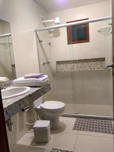 马塞约Chalé coco b4的带淋浴、卫生间和盥洗盆的浴室