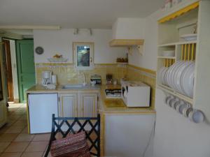 雷穆兰让皮埃尔安尼克度假屋的一间带水槽和炉灶的小厨房