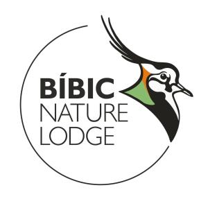 包尔毛兹新城Bibic Nature Lodge的鸟巢自然山林小屋标志的矢量图