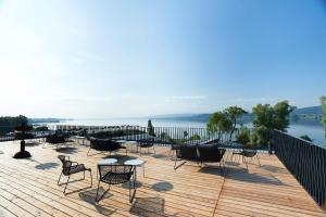 博登斯边的拉多夫采尔博拉温泉Spa度假酒店的一个带桌椅的甲板,享有水景