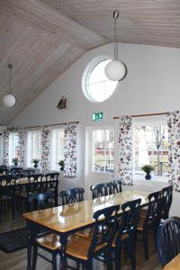 特鲁萨Trosa Vandrarhem的用餐室设有桌椅和窗户。